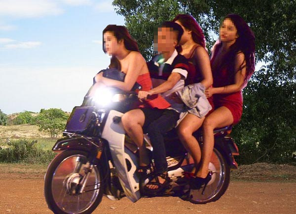 Việt Kiều chỡ 3 phụ nữ chân dài trên đường quê